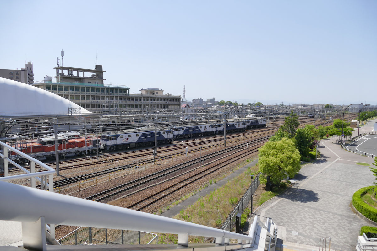 たくさんの機関車が留置されているJR稲沢駅