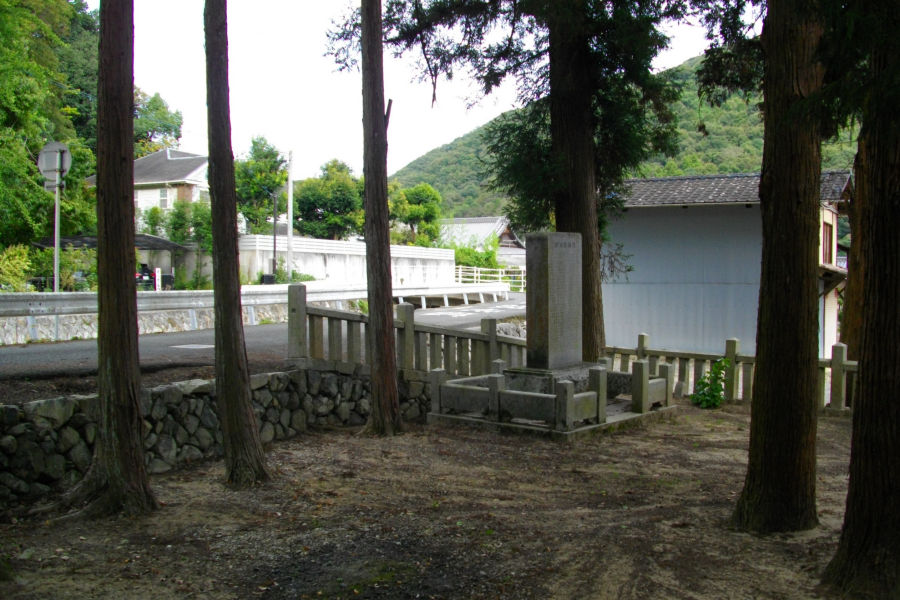在屋神社の一角に建つ朗翁頌徳碑