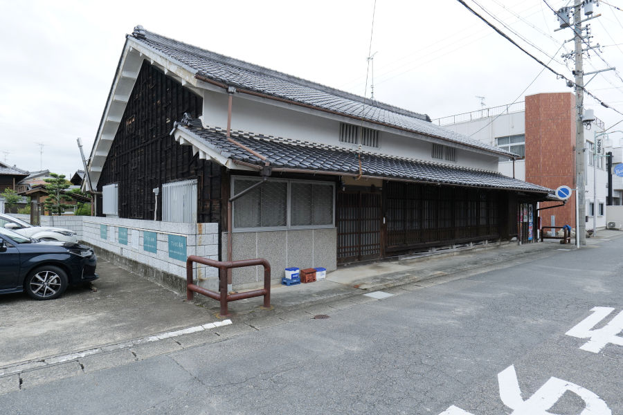 美濃路・萩原 鵜多須に向かう古道の南側に建っている古い家屋