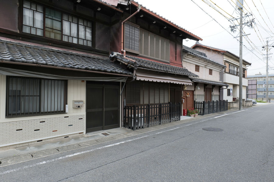 美濃路・清須 正覚寺の前から南に，古い家屋が並んでいる。