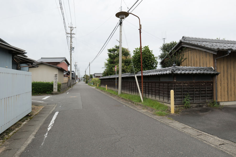 美濃路・旧尾西市 駒塚道の道標と古風な塀