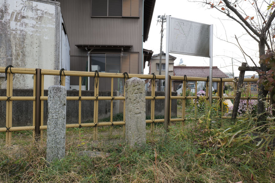 美濃路・旧尾西市 冨田の一里塚 近くに置かれた2つの道標