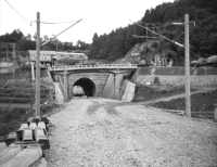 トンネルと跨線橋