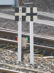 車両停止標識と列車停止標識