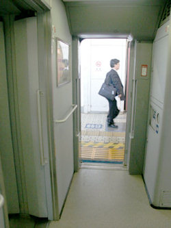 新幹線700系のデッキ